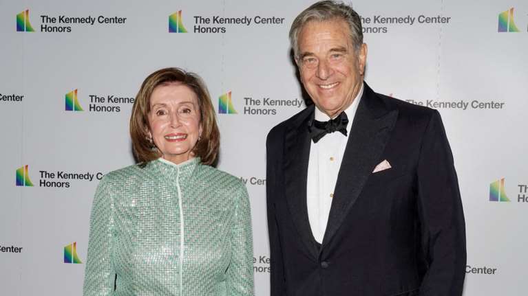 ΗΠΑ: Με σφυρί χτύπησε ο διαρρήκτης τον σύζυγο της Πελόζι - Πέρυσι είχαν αφήσει κεφάλι γουρουνιού έξω από το σπίτι