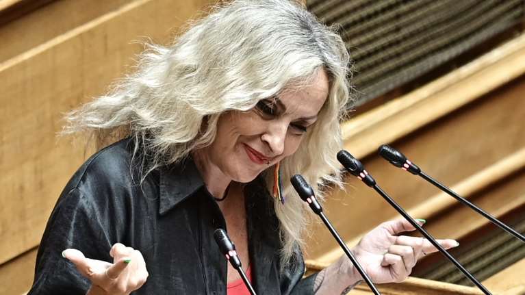 Απίστευτες εικόνες στη Βουλή: Τραγούδησε από το βήμα η Τζώρτζια Κεφαλά της Πλεύσης Ελευθερίας - Την "Κιβωτό" της Βιτάλη [βίντεο]