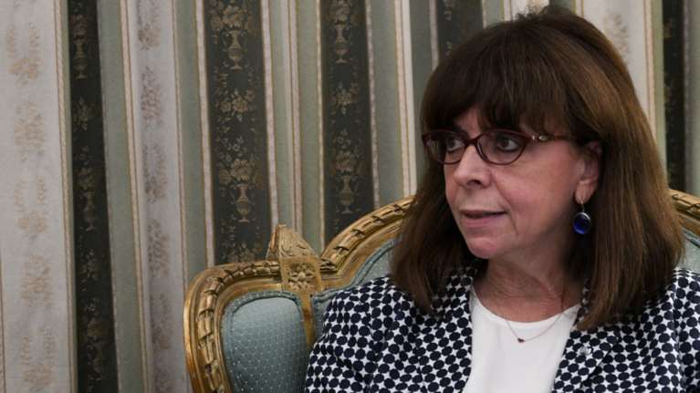 Συγκλονιστικό μήνυμα Σακελλαροπούλου: Οι νεκροί του κορονοϊού δεν είναι αριθμοί, είναι πατέρες, μητέρες, αδέλφια, φίλοι