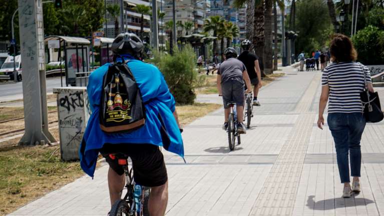 Οι πλατείες και το μίνι καλοκαίρι βάζουν σε κίνδυνο την επιστροφή στην κανονικότητα