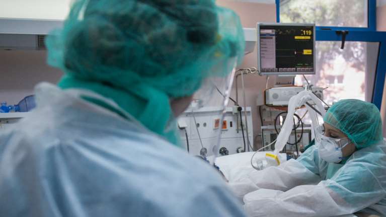 Κορονοϊός: Αγωνία στις ΜΕΘ - Πώς αυξήθηκαν κατά 147% οι διασωληνωμένοι μέσα σε έναν μήνα
