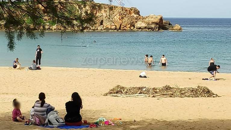 Οι πρώτες βουτιές του 2021: Γέμισαν οι παραλίες της Κρήτης - Οι εικόνες θυμίζουν αληθινό καλοκαίρι