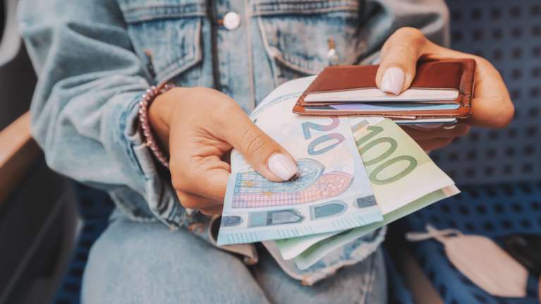 Αντίστροφη μέτρηση για το πρώτο πακέτο μέτρων στήριξης: Τι αλλάζει σε Market Pass και Youth Pass – Πότε καταβάλλονται