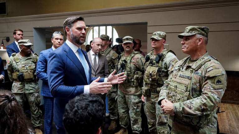 Διαδηλωτές γιούχαραν τον Βανς ενώ μοίραζε μπέργκερ σε στρατιώτες της Εθνοφρουράς στην Ουάσινγκτον [βίντεο]