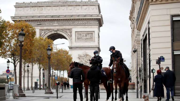 Fuel Pass και στην Γαλλία: Επίδομα 100 ευρώ στους ευάλωτους πολίτες για να πάνε στην δουλειά τους