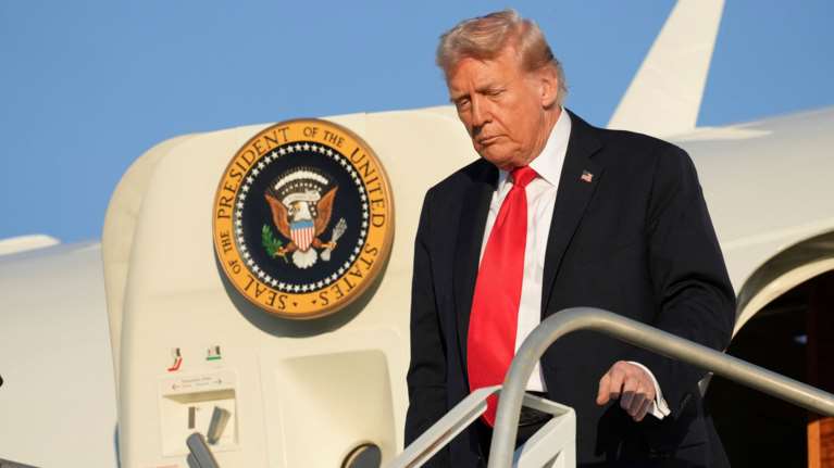 Απίστευτη γκάφα Τραμπ: Δημοσίευσε μήνυμα που ζητούσε από την υπουργό Δικαιοσύνης να παγιδεύσει πολιτικούς αντιπάλους