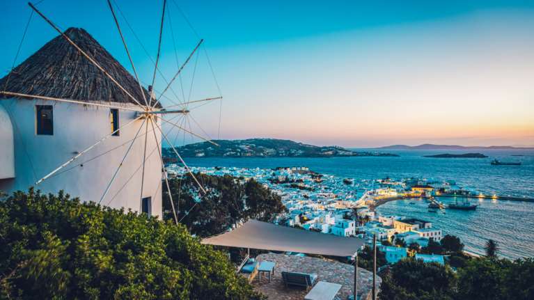 Ιστορίες τρέλας από τη Μύκονο: Το... ενοικιαζόμενο ξωκλήσι, το πανάκριβο ηλιοβασίλεμα και τα χρυσά καβουροπόδαρα