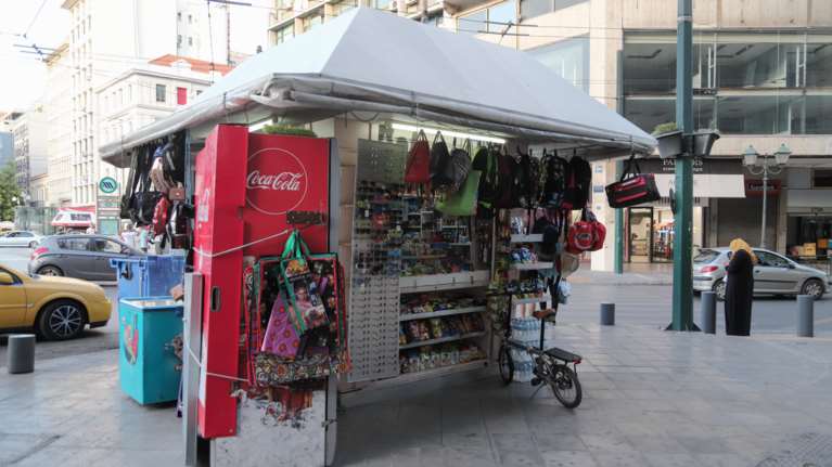 Μισθωτοί περιπτέρων: &quot;Θα ταιριάξουμε με τα sex shop γιατί... θα χρειαστούμε τα βοηθήματά τους&quot;