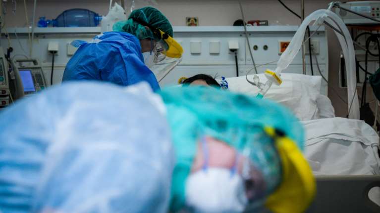 Ο κορονοϊός "στοιχειώνει" τον πλανήτη: Πάνω από 750.000 νεκροί σε μόλις οκτώ μήνες