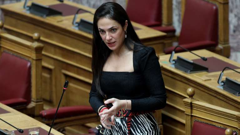 Μιχαηλίδου: &quot;Στο τραπέζι&quot; η καταβολή επιδομάτων με τη μορφή προπληρωμένης κάρτας