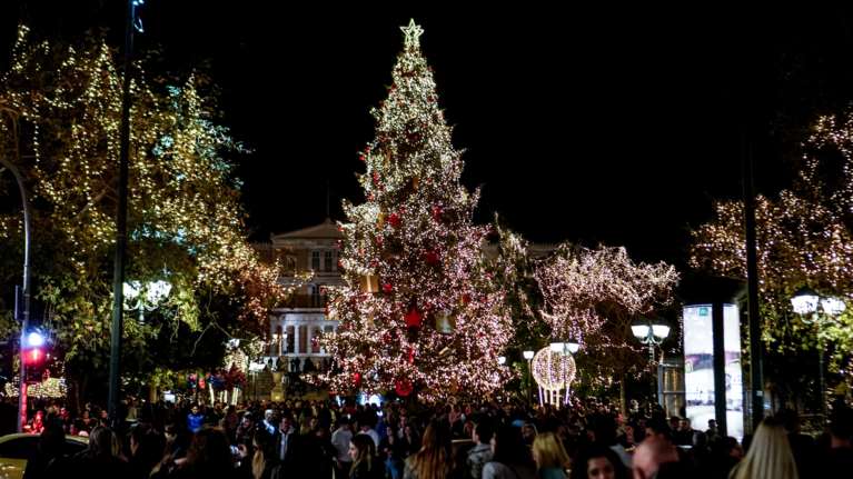 Μύρισαν Χριστούγεννα στην Αθήνα: Στήθηκε το δέντρο από το Καρπενήσι ύψους 17 μέτρων - Θα στολιστεί με 24.000 λαμπιόνια