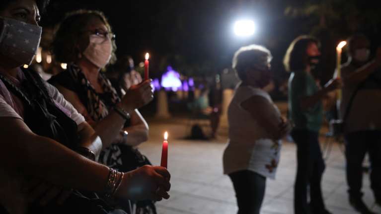 Χρυσή Αυγή: Με ένα κερί στο χέρι για τα θύματα της ναζιστικής οργάνωσης [εικόνες]