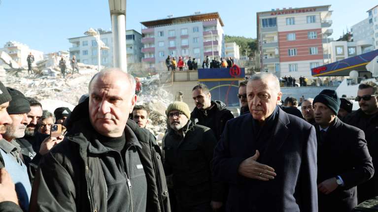 &quot;Αν αποτύχει στον σεισμό, ο Ερντογάν μπορεί να χάσει τις εκλογές&quot; - Σιωπούν τα ΜΜΕ για τις κακές κατασκευές