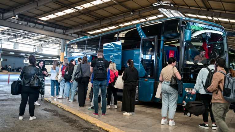 Αδειασε η πρωτεύουσα: Με ΚΤΕΛ, πλοία και αεροπλάνα οι Αθηναίοι έφυγαν για τα χωριά τους
