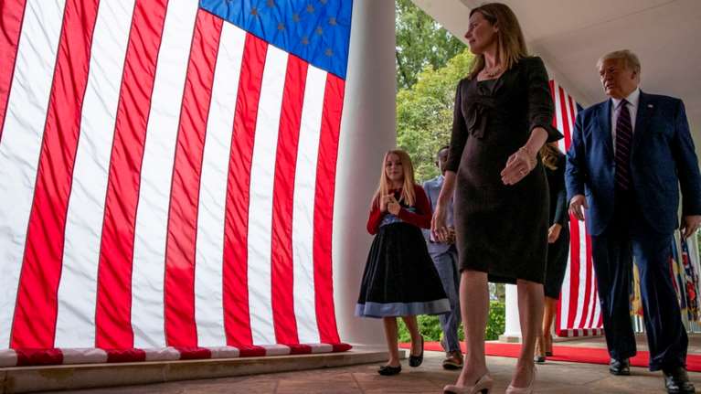 Έιμι Κόνεϊ Μπάρετ: Ποια είναι η εκλεκτή του Τραμπ για το Ανώτατο Δικαστήριο των ΗΠΑ – Υπερσυντηρητική και μητέρα 7 παιδιών