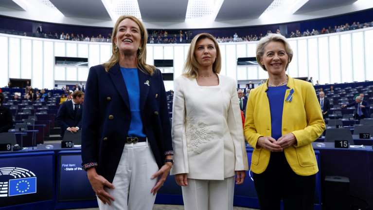 Στα χρώματα της Ουκρανίας η Ούρσουλα φον ντερ Λάιεν - Καταχειροκροτήθηκε η Ολένα Ζελένσκα [εικόνες]