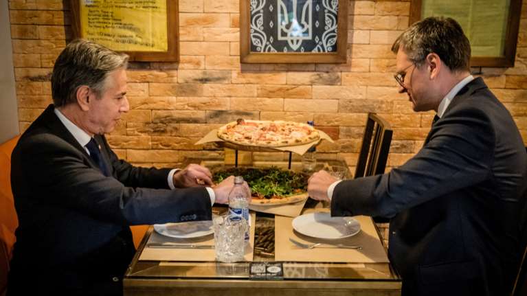 Στο Κίεβο ο Μπλίνκεν - Έφαγε με τον Κουλέμπα σε πιτσαρία που άνοιξε βετεράνος του πολέμου με τη Ρωσία [εικόνες]