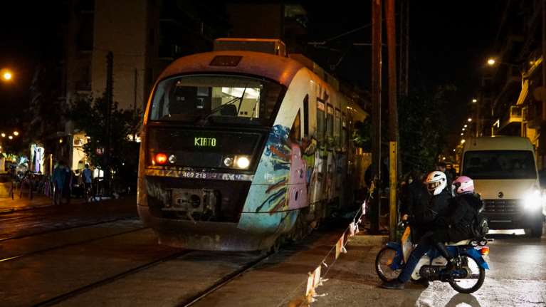 Σοκ: Τρένο παρέσυρε γυναίκα στην Κωνσταντινουπόλεως - Εγκλωβίστηκε στις ράγες