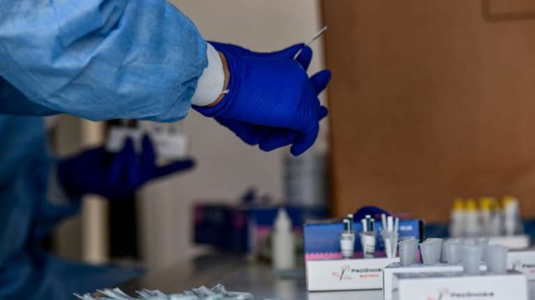 ΕΟΔΥ: Συνεχίζει να θερίζει η γρίπη, 7 νέοι θάνατοι - Σε ύφεση ο κορονοϊός