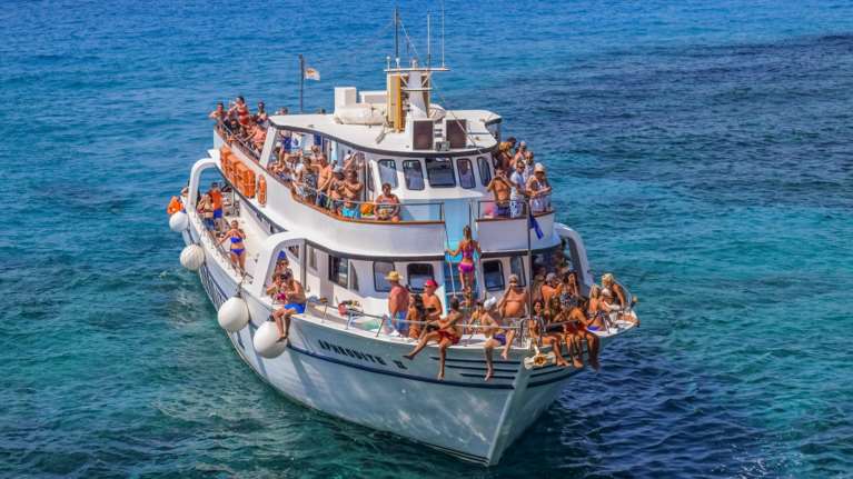 Νέα πατέντα: Μετά τα κορονοπάρτι οι... κορονοκρουαζιέρες - Πάρτι με dj σε πλοίο για τη Σκιάθο [βίντεο]