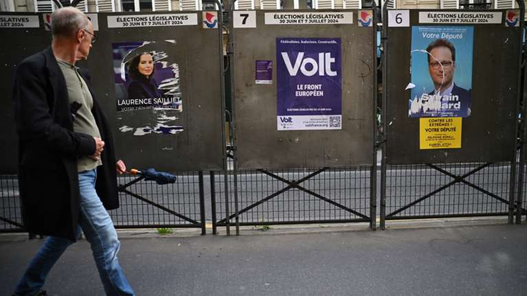 Ενόψει εκλογών οι Γάλλοι: Πρώτη στις δημοσκοπήσεις η άκρα δεξιά - Σε ελεύθερη πτώση η δημοτικότητα Μακρόν