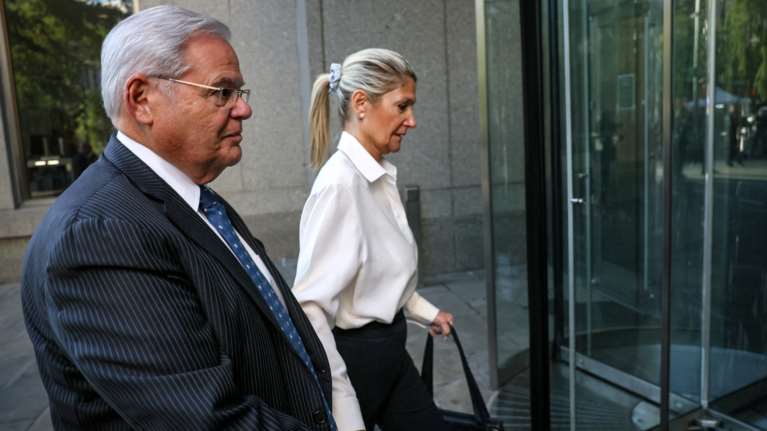 ΗΠΑ: Στις 6 Μαΐου ορίστηκε η δίκη του γερουσιαστή Μπομπ Μενέντεζ