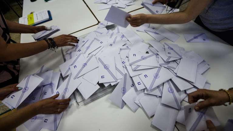 Δημοσκόπηση Interview: Μείωση για Καρυστιανού, στάσιμος ο Τσίπρας - "Όχι" σε εμπλοκή του Παύλου Ντε Γκρες