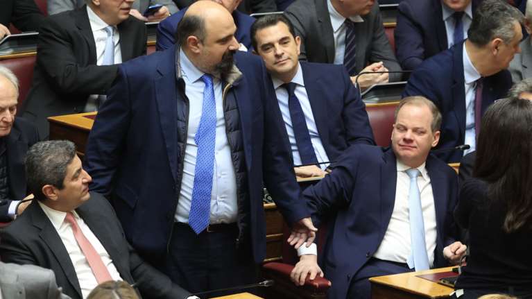 Σκληρές κόντρες στη Βουλή για τον Τριαντόπουλο: "Είστε υποκριτές, θέλετε να κάνετε σόου" - "Μπαζώνετε την υπόθεση του μπαζώματος"