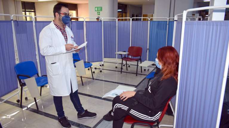 Μαγιορκίνης: Γιατί χρειάζεται πλέον ετήσιο εμβόλιο κατά του κορονοϊού