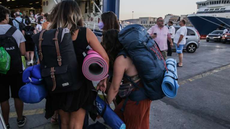 Φωτιά τα ακτοπλοϊκά εισιτήρια: Πόσο κοστίζει σε μια 4μελή οικογένεια να πάει Πάρο, Ηράκλειο και Ρόδο [βίντεο]