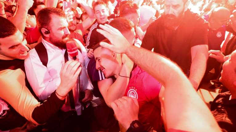 Αποθεωτική υποδοχή των παικτών του Ολυμπιακού μετά τη νίκη επί της Φενέρ – Σε έκσταση οι φίλαθλοι [εικόνες - βίντεο]