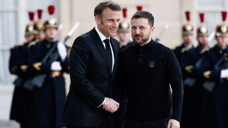 Μακρόν: Η Γαλλία θα παραμείνει στο πλευρό της Ουκρανίας - Κίνδυνος για την παγκόσμια ειρήνη η Ρωσία