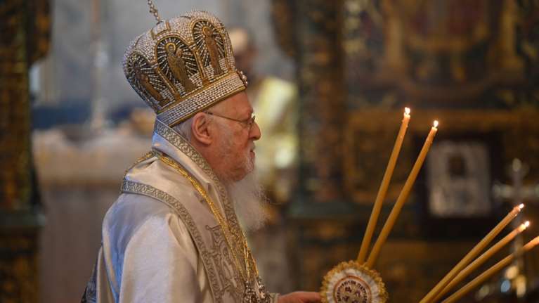 Η πασχαλινή ακολουθία στο έρημο από πιστούς Πατριαρχείο της Κωνσταντινούπολης (φωτο)