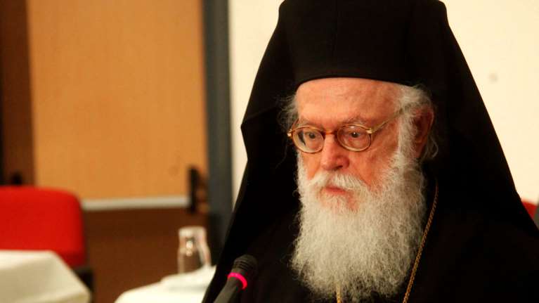Κορονοϊός: Στον Ευαγγελισμό ο Αρχιεπίσκοπος Αλβανίας που βρέθηκε θετικός - Μεταφέρθηκε με C-130 στην Αθήνα