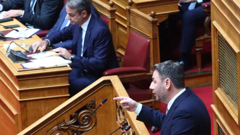 Στο ΠΑΣΟΚ πετάει το γάντι η κυβέρνηση για συναινέσεις - "Οχι" σε λευκή επιταγή, λέει η Χαριλάου Τρικούπη