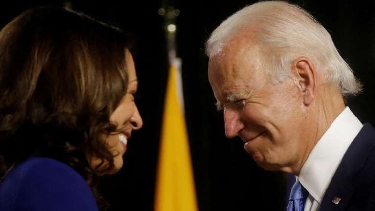 &quot;Σε παρακολουθώ, μικρή&quot;: Η τρυφερή ατάκα Μπάιντεν στην Κάμαλα Χάρις - Μιλάει πρώτη φορά μετά την απόσυρσή του [βίντεο]