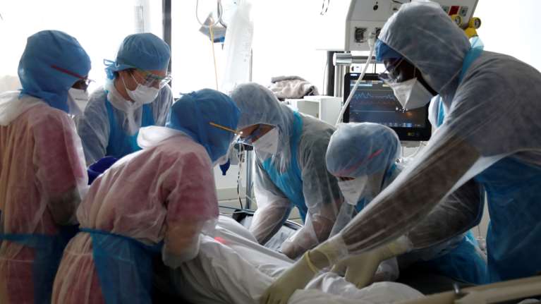 Κορονοϊός: Απίστευτη τραγωδία στη Γαλλία - 1.427 νεκροί σε μία ημέρα