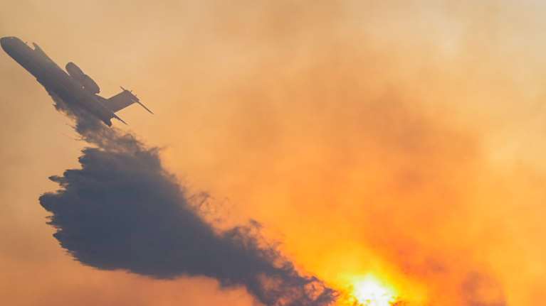 Σάμος: Ανεξέλεγκτη η φωτιά - Εκκενώθηκαν σπίτια και ξενοδοχεία στο Κοκκάρι [Εικόνες - Βίντεο]