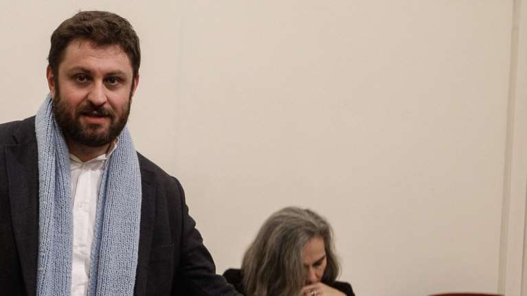 Ο ΣΥΡΙΖΑ, τα fake news με την Siemens και τα self test: Ομολογία Ζαχαριάδη για το μεγάλο φάουλ