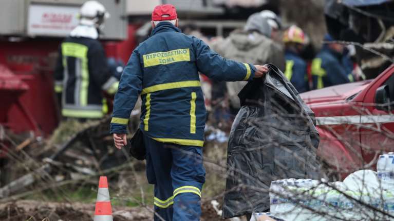 Τέμπη: 46 οι νεκροί - Ανασύρθηκαν 7 απανθρακωμένες σοροί από το βαγόνι κυλικείο - &quot;Οι λαμαρίνες έκοβαν σαν λεπίδες&quot;