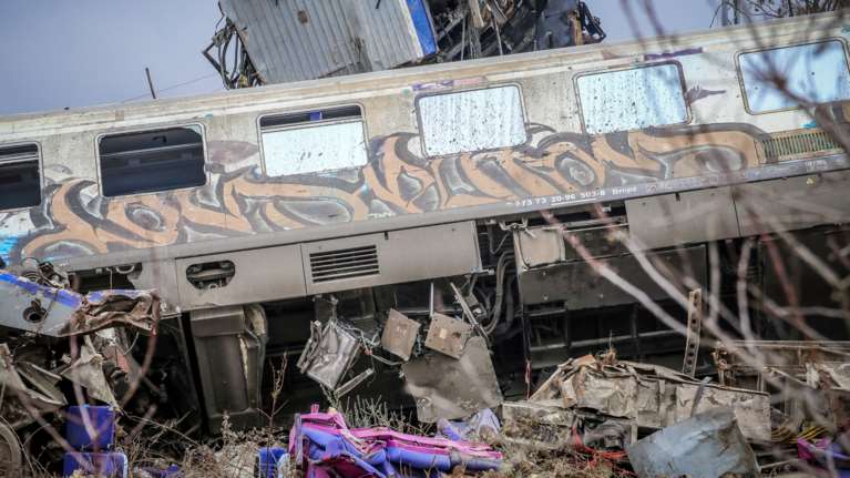 Τέμπη: "Το κυλικείο ήταν γεμάτο φοιτητές, γιατί είχε πρίζες φόρτισης" - Σοκάρει η νέα μαρτυρία μητέρας διασωθέντος