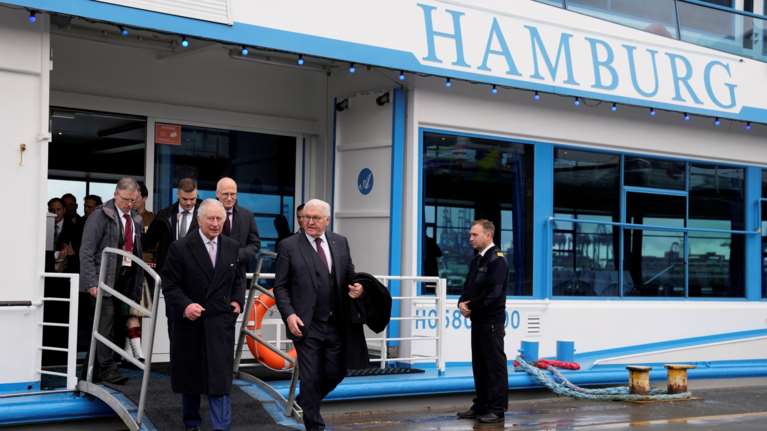 Στο Αμβούργο ο βασιλιάς Κάρολος: Το ταξίδι με τρένο, το πλήθος που τον περίμενε και ο φόρος τιμής σε εβραϊκά μνημεία [εικόνες]