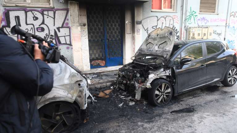 Συναγερμός στα Εξάρχεια: Ταυτόχρονοι εμπρησμοί σε σταθμευμένα οχήματα [εικόνες - βίντεο]