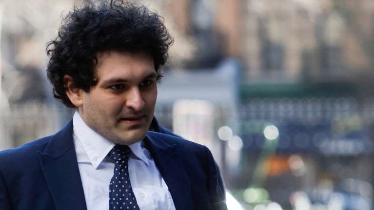 Σαμ Μπάνκμαν-Φριντ: Ο &quot;έκπτωτος βασιλιάς&quot; των κρυπτονομισμάτων καταδικάστηκε σε 25 χρόνια φυλάκιση