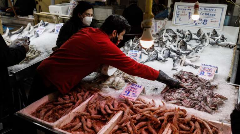 Βαρβάκειος Ιχθυαγορά: Σε τιμές 2019 τα Σαρακοστιανά [βίντεο]