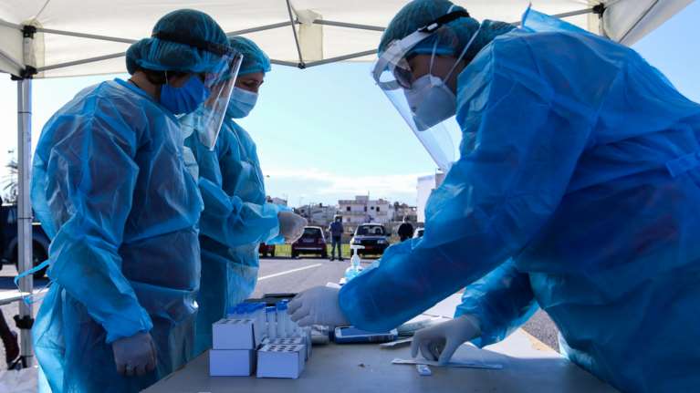 Testing.gov.gr: Πάνω από 25.000 αιτήσεις για δωρεάν τεστ κορονοϊού - Έκκληση της κυβέρνησης για μεγαλύτερη συμμετοχή