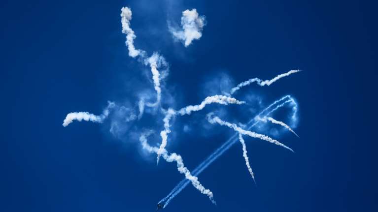 Εντυπωσιακό αεροπορικό σόου στο Ηράκλειο από τη &quot;Ζευς&quot; - Οι αριστουργηματικοί ελιγμοί των F-16