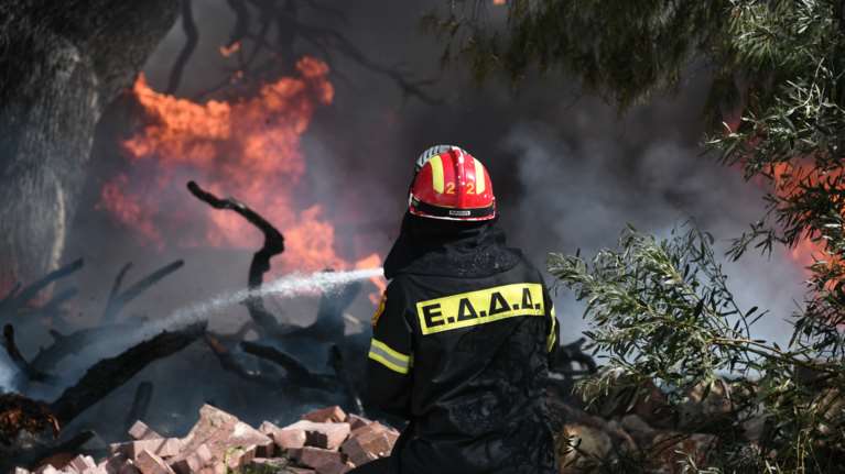 Μεγάλη φωτιά στο Ασπρόπυργο – Συναγερμός στην Πυροσβεστική