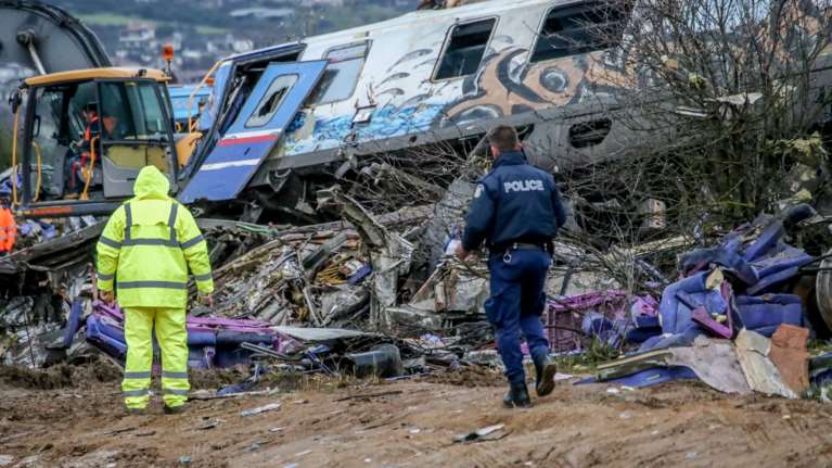 Σύγκρουση τρένων στα Τέμπη: Εφιαλτικός ο επίσημος απολογισμός με 57 νεκρούς, 48 τραυματίες και 56 αγνοούμενους