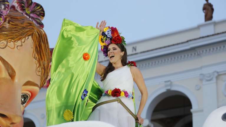 Στον ρυθμό του καρναβαλιού η Πάτρα: Περισσότεροι από 50.000 συμμετέχοντες - Το μεσημέρι η μεγάλη παρέλαση [εικόνες]